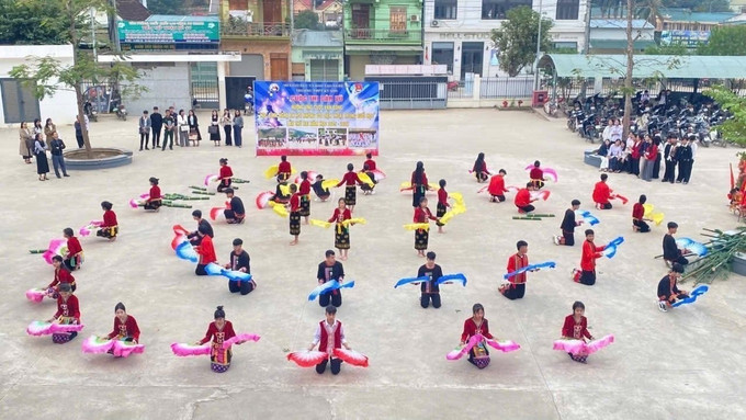 Sinh hoạt Câu lạc bộ dân ca, dân vũ của học sinh Trường THPT Kỳ Sơn.