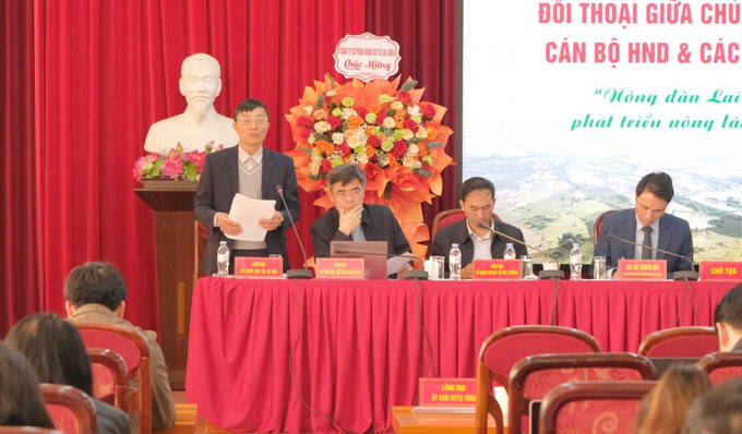 Đại diện các sở, ngành trả lời những kiến nghị của nông dân.