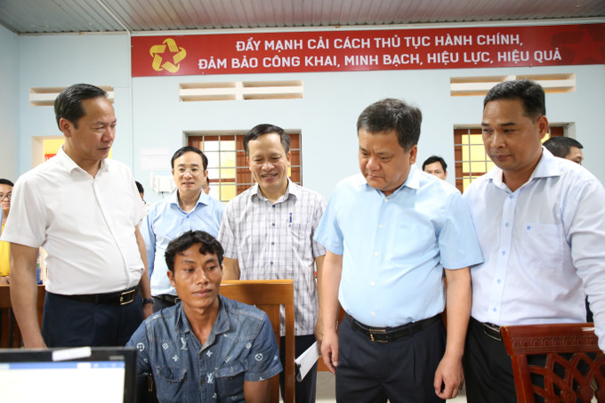 Chủ tịch UBND tỉnh Quảng Trị Trần Phong đến kiểm tra tình hình hoạt động tại Trung tâm hành chính công xã Đakrông. Chủ tịch UBND tỉnh Quảng Trị Trần Phong đến kiểm tra tình hình hoạt động tại Trung tâm hành chính công xã Đakrông.