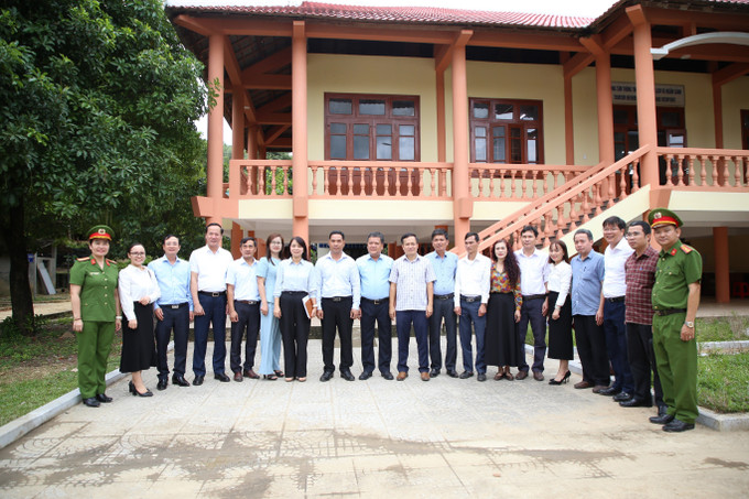 Chủ tịch UBND tỉnh Quảng Trị Trần Phong chụp ảnh lưu niệm với xã Đakrông. Chủ tịch UBND tỉnh Quảng Trị Trần Phong chụp ảnh lưu niệm với xã Đakrông.
