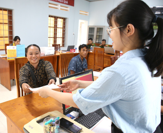 Việc giải quyết các thủ tục hành chính tại xã Đakrông được diễn ra nhanh chóng. Việc giải quyết các thủ tục hành chính tại xã Đakrông được diễn ra nhanh chóng.
