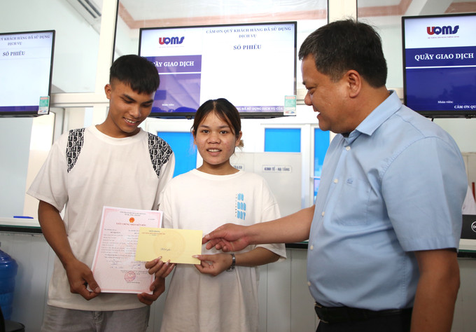Chủ tịch UBND tỉnh Quảng Trị Trần Phong trao Giấy đăng ký kết hôn và quà cho một cặp đôi tại xã Hướng hiệp. Chủ tịch UBND tỉnh Quảng Trị Trần Phong trao Giấy đăng ký kết hôn và quà cho một cặp đôi tại xã Hướng hiệp.