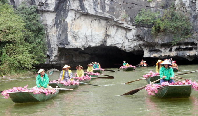 Diễu hành thuyền hoa qua Hang Cả.