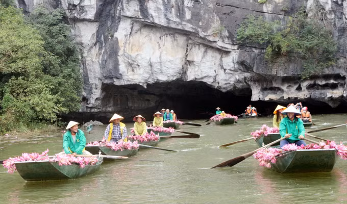 Diễu hành thuyền hoa qua Hang Cả.