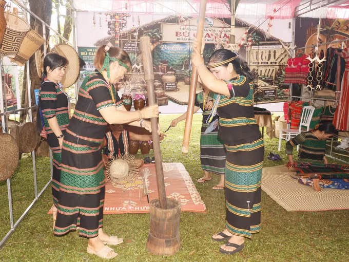 Phụ nữ S'tiêng, M'nông vẫn giữ nét đẹp giã gạo chày tay.