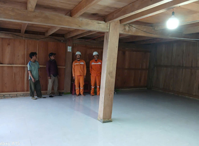 Công ty Điện lực Quảng Ngãi phối hợp với Công ty cổ phần Thủy điện Nam Vao và các đơn vị liên quan đưa điện lưới quốc gia về thôn Tu Thôn. Ảnh: TTXVN phát