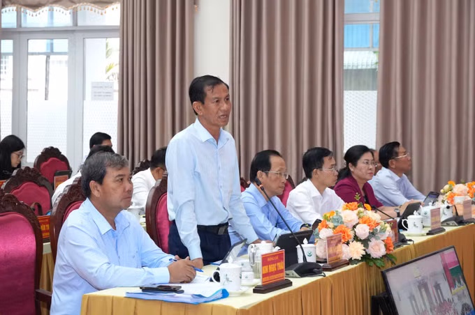 Phó Chủ tịch Thường trực UBND tỉnh Vĩnh Long Đặng Văn Chính phát biểu tại hội nghị.