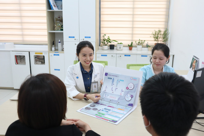 Các bác sĩ tại đơn vị hỗ trợ sinh sản IVF Mỹ Đức Buôn Ma Thuột, Bệnh viện Đại học Y Dược Buôn Ma Thuột (phường Tân An, tỉnh Đắk Lắk) tư vấn cho bệnh nhân. Ảnh: TTXVN phát ho-tro-sinh-san-21082025-01.jpg