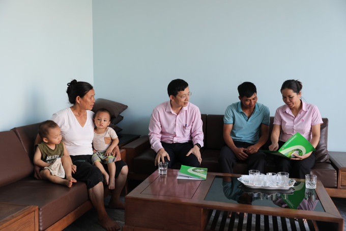 Cán bộ ngân hàng chính sách xã hội tỉnh Thanh Hóa hướng dẫn hồ sơ cho người dân. Ảnh: Khiếu Tư/TTXVN Cán bộ ngân hàng chính sách xã hội tỉnh Thanh Hóa hướng dẫn hồ sơ cho người dân. Ảnh: Khiếu Tư/TTXVN