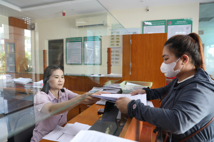 Cán bộ Ngân hàng chính sách xã hội thành phố Sầm Sơn hướng dẫn các đối tượng đủ điều kiện hoàn thiện hồ sơ vay vốn. Ảnh: Khiếu Tư/TTXVN Cán bộ Ngân hàng chính sách xã hội thành phố Sầm Sơn hướng dẫn các đối tượng đủ điều kiện hoàn thiện hồ sơ vay vốn. Ảnh: Khiếu Tư/TTXVN