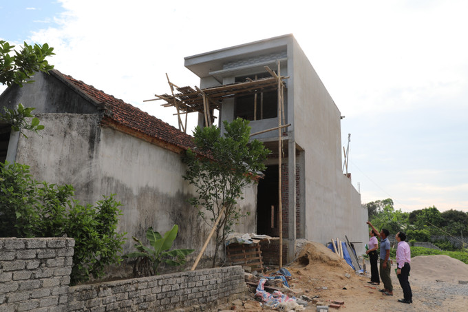 Nhờ nguồn vốn vay, ngôi nhà 2 tầng của gia đình anh Nguyễn Viết Lộc, thôn Huệ Nghiêm, xã Đại Hùng, thành phố Sầm Sơn đang dần được hoàn thiện. Ảnh: Khiếu Tư/TTXVN Nhờ nguồn vốn vay, ngôi nhà 2 tầng của gia đình anh Nguyễn Viết Lộc, thôn Huệ Nghiêm, xã Đại Hùng, thành phố Sầm Sơn đang dần được hoàn thiện. Ảnh: Khiếu Tư/TTXVN