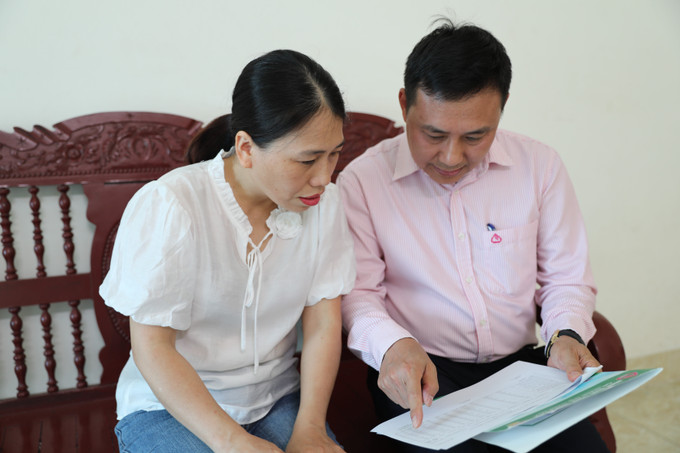 Cán bộ Ngân hàng chính sách xã hội huyện Quảng Xương hướng dẫn các đối tượng đủ điều kiện vay vốn. Ảnh: Khiếu Tư/TTXVN nha-o-vay-von-06062025-02.jpg