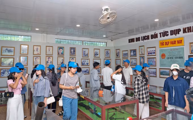 Du khách tham quan các hiện vật gắn với cuộc chiến đấu 128 ngày đêm huyền thoại tại đồi Tức Dụp, xã Ô Lâm, tỉnh An Giang trong kháng chiến chống Mỹ, cứu nước.