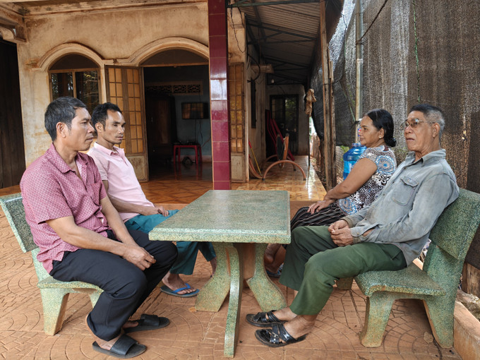 Trưởng thôn Điểu Xu (áo tím) tuyên truyền người dân về bầu cử.