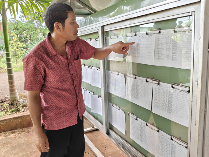 Trưởng thôn Điểu Xu xem thông tin danh sách cử tri tại nhà văn hóa thôn Bình Lợi.