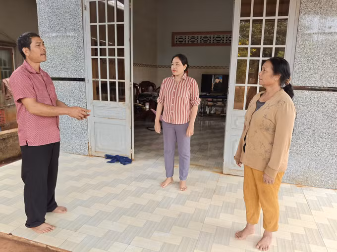 Trưởng thôn Điểu Xu (trái) đến từng nhà tuyên truyền cho người dân về bầu cử.