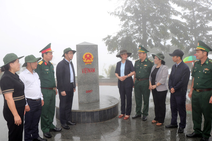 Cột mốc ba biên, điểm thu hút du khách khi đến thăm Bờ Y. Cột mốc ba biên, điểm thu hút du khách khi đến thăm Bờ Y.