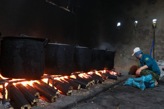 Bánh chưng, bánh tét của làng Đại An Khê được luộc liên tục 8 -10 tiếng.