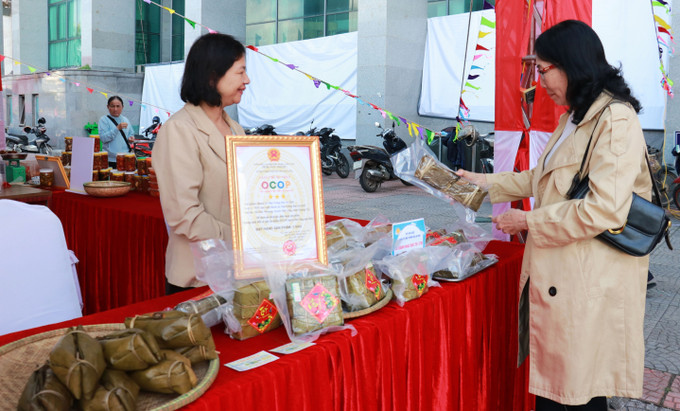 Tổ hợp tác sản xuất bánh tét mặt trăng Đại An Khê tham gia các hội chợ OCOP để mở rộng thị trường, tạo niềm tin cho người tiêu dùng.