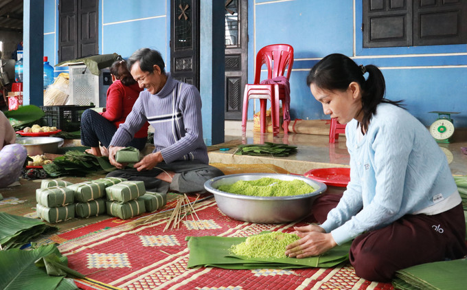 Gói bánh chưng mặt trăng.