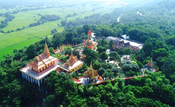 Chùa Tà Pạ - ngôi chùa Khmer ở huyện Tri Tôn (An Giang). Ảnh: Công Mạo/TTXVN