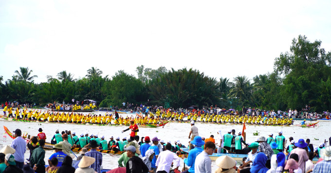 Các đội ghe ngo tranh tài sôi nổi trên dòng sông Cái Lớn.