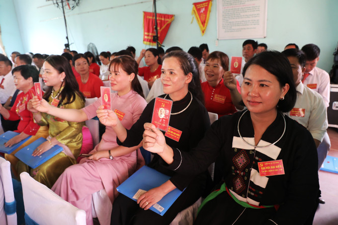 Các đại biểu biểu quyết thông qua dự thảo Nghị quyết Đại hội. xa-yen-dinh-16082025-02.jpg