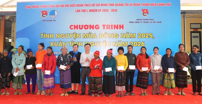 Trao quà cho người dân ở địa bàn biên giới, vùng núi của tỉnh Quảng Trị.