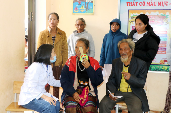Khám mắt miễn phí cho người dân xã biên giới Kim Ngân, tỉnh Quảng Trị.