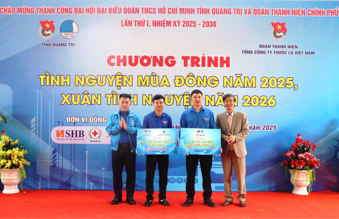 Ban Tổ chức trao tặng 1 bộ máy lọc nước và bồn chứa nước sạch cho Trường Phổ thông Dân tộc bán trú Tiểu học và Trung học Cơ sở Lâm Thủy cùng các phần quà cho học sinh xã Kim Ngân.