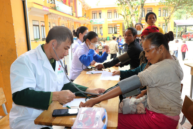 Khám bệnh miễn phí cho người dân xã biên giới Kim Ngân, tỉnh Quảng Trị.