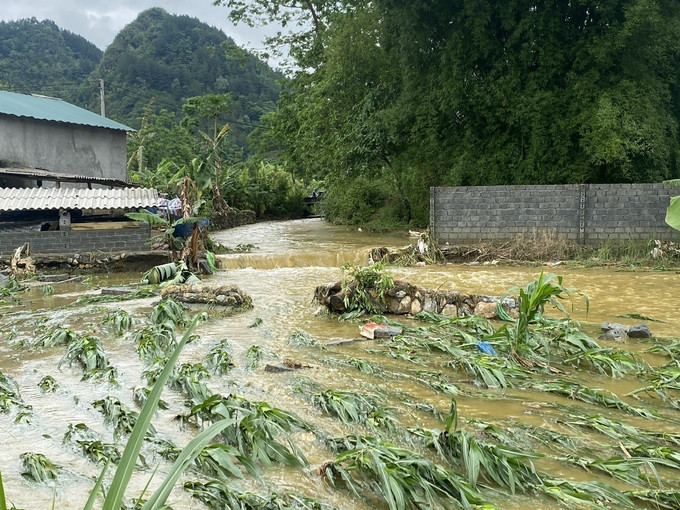 Mưa lớn gây ngập úng tràn vào nhiều nhà dân trên địa bàn thành phố Lai Châu. Ảnh: TTXVN phát Mưa lớn gây ngập úng tràn vào nhiều nhà dân trên địa bàn thành phố Lai Châu. Ảnh: TTXVN phát