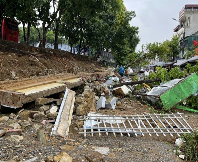 Mưa lớn làm sập đổ 45m tường rào ở Bến xe khách tỉnh Lai Châu. Ảnh: TTXVN phát Mưa lớn làm sập đổ 45m tường rào ở Bến xe khách tỉnh Lai Châu. Ảnh: TTXVN phát