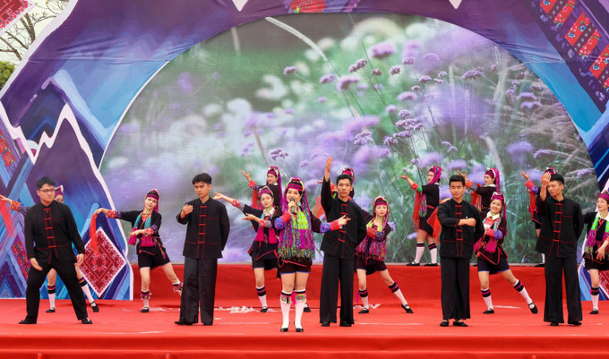 Chương trình văn nghệ của người Dao Thanh Y.