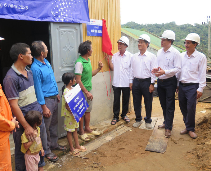 Công ty Điện lực Kon Tum trao nhà tình nghĩa cho gia đình ông A Xanh. Công ty Điện lực Kon Tum trao nhà tình nghĩa cho gia đình ông A Xanh.