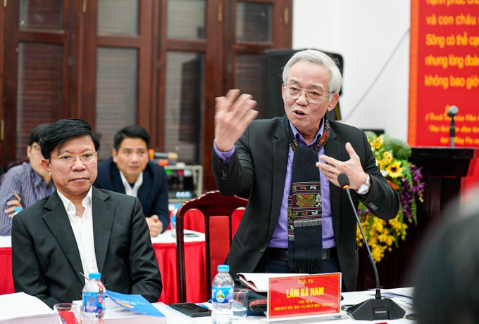 PGS.TS Lâm Bá Nam tham luận tại Hội thảo. Ảnh: Khánh Hoà - TTXVN