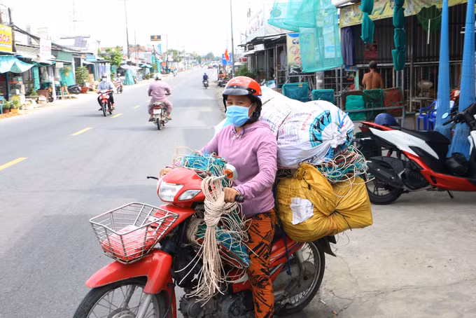 Nhân công chở hàng về gia công tại nhà.