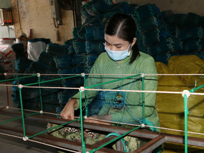 Làng nghề đã thu hút hơn 2.000 lao động ở các xã, phường lân cân gia công trực tiếp tại cơ sở và nhận hàng nhà gia công. Làng nghề đã thu hút hơn 2.000 lao động ở các xã, phường lân cân gia công trực tiếp tại cơ sở và nhận hàng nhà gia công.