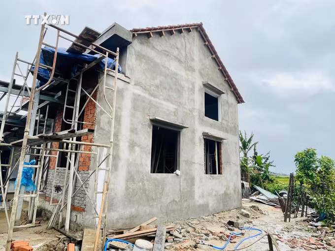 Chỉ trong vòng 1 tháng những căn nhà mới đã được xây dựng và đến khâu hoàn thiện. Ảnh: TTXVN phát
