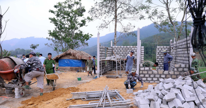 Cán bộ UBND xã Đạo Viện, huyện Yên Sơn hỗ trợ ngày công xóa nhà tạm cho gia đình anh Triệu Văn Hải, thôn 4, xã Đạo Viện. xoa-nha-tam-tq-19052025-01.jpg