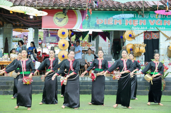 Điệu múa truyền thống của dân tộc Xinh Mun, tỉnh Sơn La. Ảnh tư liệu: Khánh Hoà/TTXVN lang-van-hoa-24102025-01.jpg