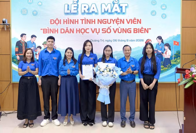 Ban Thường vụ Tỉnh đoàn Quảng Trị đã trao quyết định và tặng hoa chúc mừng Ban Chủ nhiệm Đội hình. Ảnh: TTXVN phát