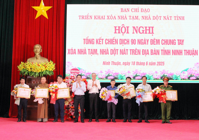 Tặng Bằng khen của Chủ tịch UBND tỉnh Ninh Thuận cho các cá nhân đạt thành tích xuất sắc trong Phong trào thi đua “Chung tay xóa nhà tạm, nhà dột nát trên phạm vi cả nước năm 2025” trên địa bàn tỉnh. Tặng Bằng khen của Chủ tịch UBND tỉnh Ninh Thuận cho các cá nhân đạt thành tích xuất sắc trong Phong trào thi đua “Chung tay xóa nhà tạm, nhà dột nát trên phạm vi cả nước năm 2025” trên địa bàn tỉnh.