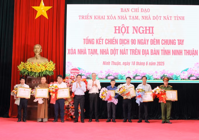 Tặng Bằng khen của Chủ tịch UBND tỉnh Ninh Thuận cho các cá nhân đạt thành tích xuất sắc trong Phong trào thi đua “Chung tay xóa nhà tạm, nhà dột nát trên phạm vi cả nước năm 2025” trên địa bàn tỉnh.