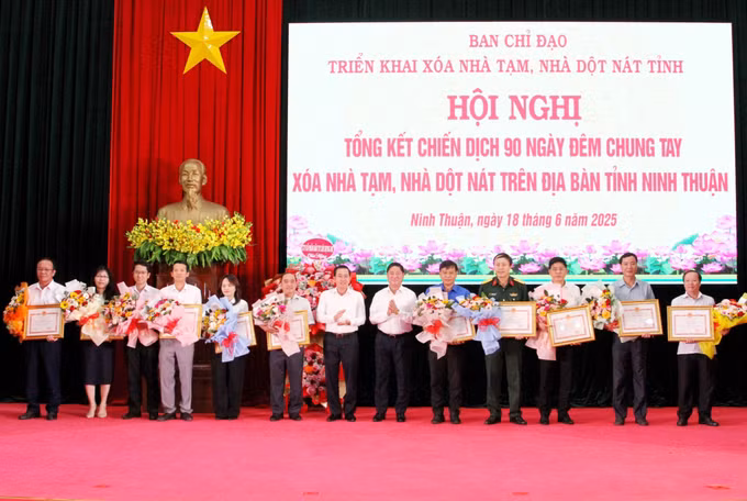 Tặng Bằng khen của Chủ tịch UBND tỉnh Ninh Thuận cho các tập thể đạt thành tích xuất sắc trong Phong trào thi đua “Chung tay xóa nhà tạm, nhà dột nát trên phạm vi cả nước năm 2025” trên địa bàn tỉnh.