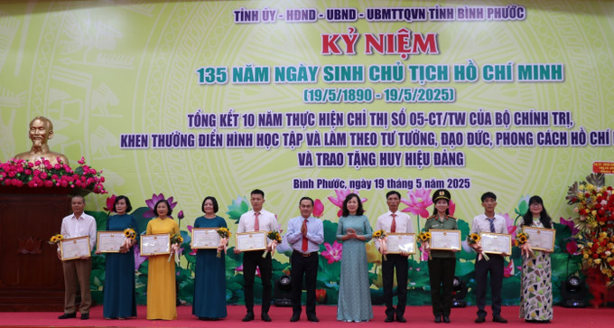 Trao Bằng khen cho các tập thể và cá nhân có thành tích xuất sắc trong học tập và làm theo tư tưởng, đạo đức, phong cách Hồ Chí Minh. Ảnh: Nhật Bình/TTXVN lam-theo-loi-bac-19052025-04.jpg