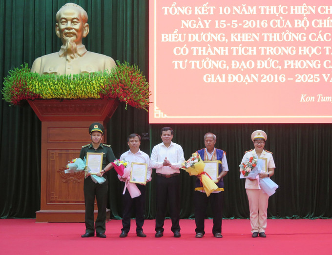 Trao Bằng khen cho các tập thể, cá nhân có thành tích xuất sắc. Ảnh: Dư Toán/TTXVN Trao Bằng khen cho các tập thể, cá nhân có thành tích xuất sắc. Ảnh: Dư Toán/TTXVN