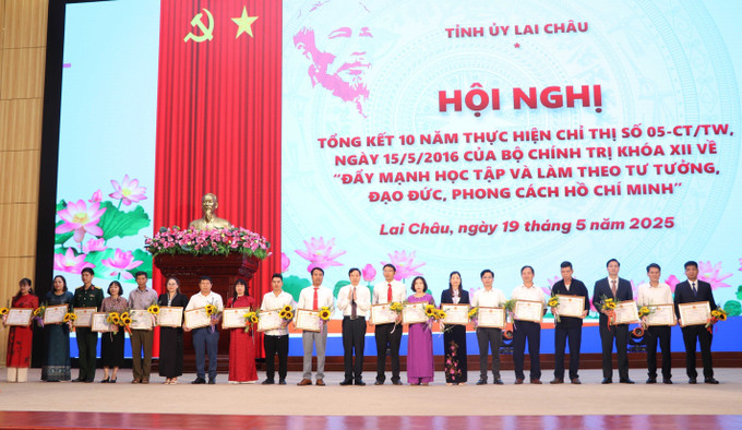 Chủ tịch UBND tỉnh Lai Châu Lê Văn Lương tặng Bằng khen cho 19 tập thể, 36 cá nhân có thành tích tiêu biểu. Ảnh: Nguyễn Oanh/TTXVN Chủ tịch UBND tỉnh Lai Châu Lê Văn Lương tặng Bằng khen cho 19 tập thể, 36 cá nhân có thành tích tiêu biểu. Ảnh: Nguyễn Oanh/TTXVN