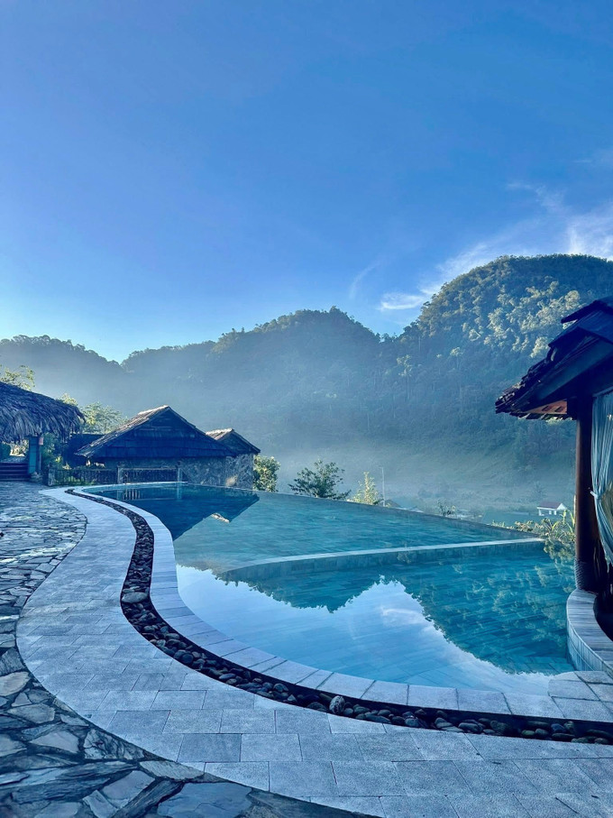 Hiện Mường Lống có nhiều phân khúc như resort cao cấp và phân khúc bình dân với homestay, khu nghỉ dưỡng sinh thái, đáp ứng xu hướng du lịch trải nghiệm, khám phá thiên nhiên hoang sơ vùng cao. Ảnh: TTXVN phát