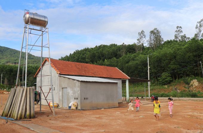 Khu tái định cư tổ 4, thôn 2, gần trung tâm hành chính xã Trà Giang (cũ) đảm bảo an toàn và có đầy đủ tiện ích thiết yếu điện, đường, đường ống dẫn nước sạch đảm bảo an toàn cho người dân.